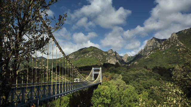 Le pont de Tarassac et le Caroux ©G.SOUCHE